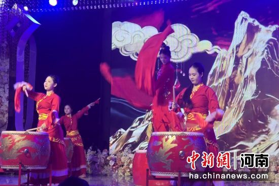 图为文化旅游节晚会上的文艺表演。