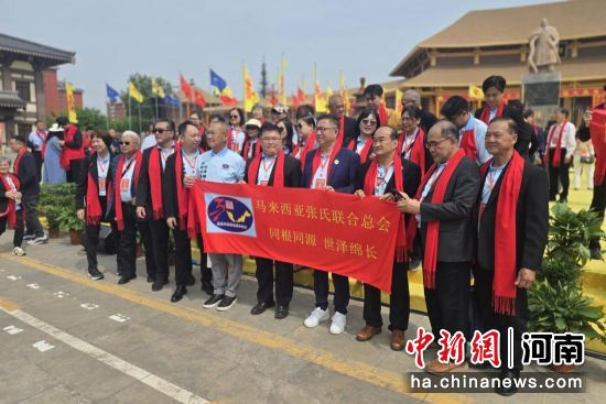 图为海外侨胞代表在挥公陵园合影留念。