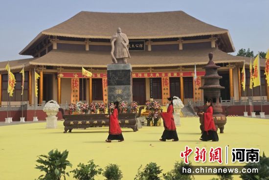 图为非遗展演现场。